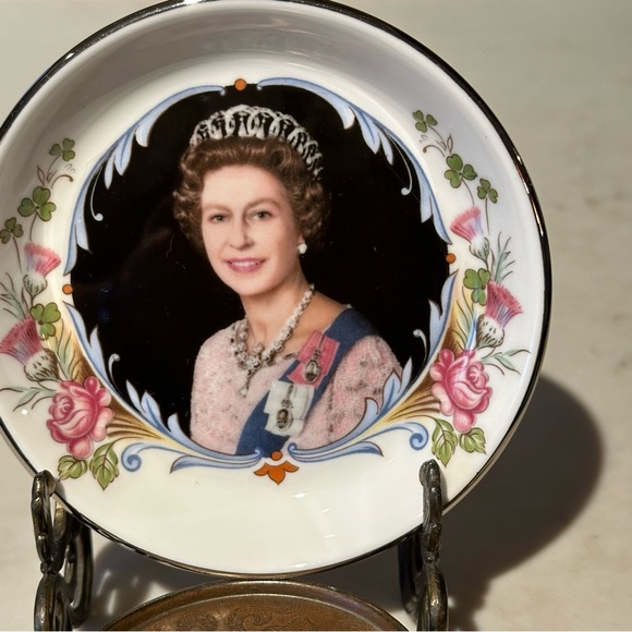 Queen Elizabeth II Silver Jubilee Trinket Dish Bone China Staffordshire England - Picture 6 of 10
